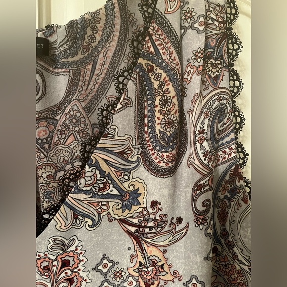 White House Black Market Sleeveless Top - Picture 5 of 6